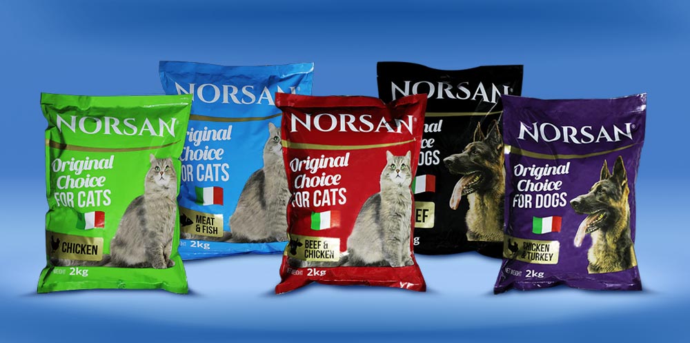 Pet dry food packaging for freshness and easy handling